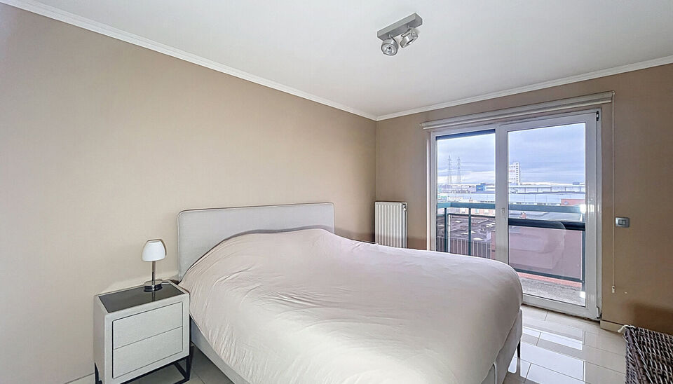 Dit ruime en goed onderhouden appartement met twee slaapkamers is gelegen op een centrale ligging nabij winkels, openbaar vervoer en vele uitvalswegen. Bij binnenkomst wordt u verwelkomd door een inkomhal met maatkast. De woon- en eetkamer, met een opperv