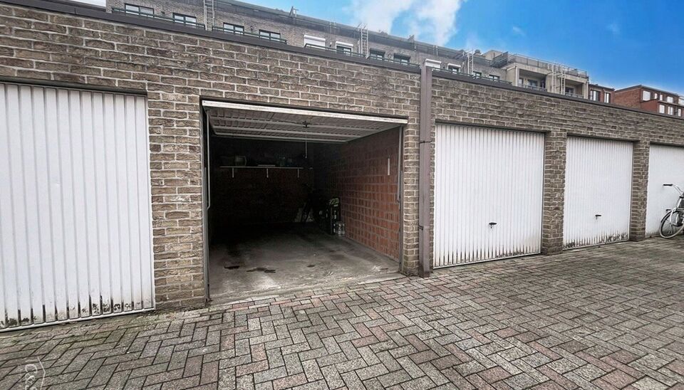 Dit ruime en goed onderhouden appartement met twee slaapkamers is gelegen op een centrale ligging nabij winkels, openbaar vervoer en vele uitvalswegen. Bij binnenkomst wordt u verwelkomd door een inkomhal met maatkast. De woon- en eetkamer, met een opperv