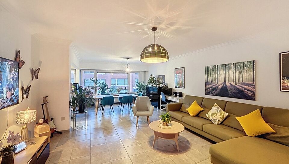 Gezellig instapklaar appartement in rustige woonwijk.
Bij het betreden van dit appartement op de eerste verdieping komt u in de ruime inkomhal. Ruime en lichtrijke woonkamer (ca.40m) op onderhoudsvriendelijke keramische tegelvloer.
De ingerichte keuken is