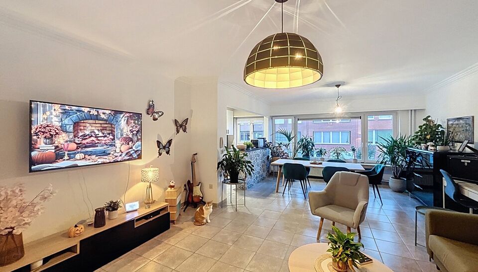 Gezellig instapklaar appartement in rustige woonwijk.
Bij het betreden van dit appartement op de eerste verdieping komt u in de ruime inkomhal. Ruime en lichtrijke woonkamer (ca.40m) op onderhoudsvriendelijke keramische tegelvloer.
De ingerichte keuken is