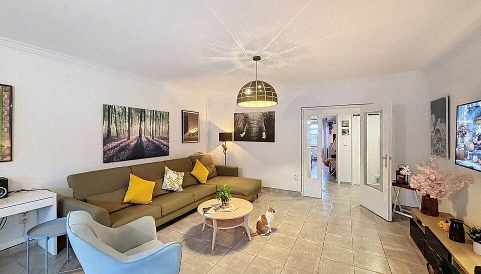 Gezellig instapklaar appartement in rustige woonwijk.
Bij het betreden van dit appartement op de eerste verdieping komt u in de ruime inkomhal. Ruime en lichtrijke woonkamer (ca.40m) op onderhoudsvriendelijke keramische tegelvloer.
De ingerichte keuken is