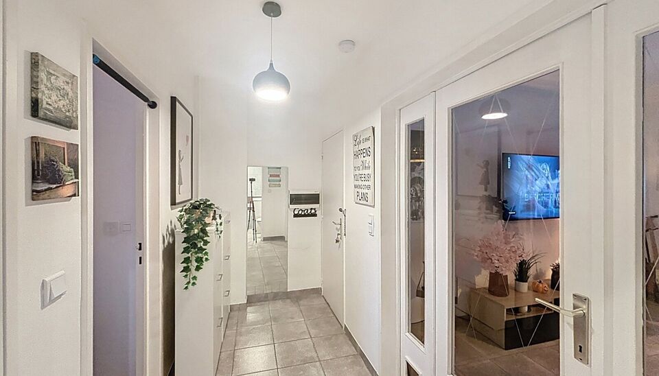 Gezellig instapklaar appartement in rustige woonwijk.
Bij het betreden van dit appartement op de eerste verdieping komt u in de ruime inkomhal. Ruime en lichtrijke woonkamer (ca.40m) op onderhoudsvriendelijke keramische tegelvloer.
De ingerichte keuken is