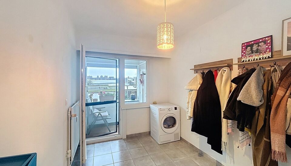 Gezellig instapklaar appartement in rustige woonwijk.
Bij het betreden van dit appartement op de eerste verdieping komt u in de ruime inkomhal. Ruime en lichtrijke woonkamer (ca.40m) op onderhoudsvriendelijke keramische tegelvloer.
De ingerichte keuken is