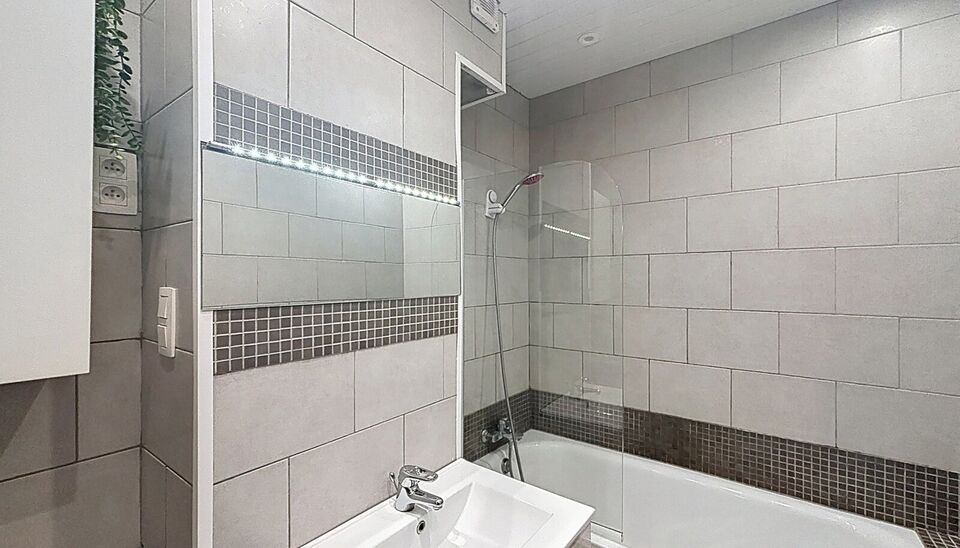 Gezellig instapklaar appartement in rustige woonwijk.
Bij het betreden van dit appartement op de eerste verdieping komt u in de ruime inkomhal. Ruime en lichtrijke woonkamer (ca.40m) op onderhoudsvriendelijke keramische tegelvloer.
De ingerichte keuken is