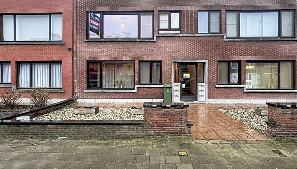 Gezellig instapklaar appartement in rustige woonwijk.
Bij het betreden van dit appartement op de eerste verdieping komt u in de ruime inkomhal. Ruime en lichtrijke woonkamer (ca.40m) op onderhoudsvriendelijke keramische tegelvloer.
De ingerichte keuken is