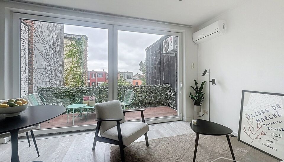 In het hart van het geliefde Deurne Zuid, tussen het Boelaarpark en het Boekenberghpark, vind je dit prachtig appartement terug op de tweede verdieping van een charmant en kleinschalig gebouw. Bij het betreden van het appartement kom je in de gezellige wo