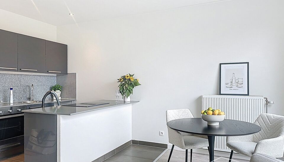 In het hart van het geliefde Deurne Zuid, tussen het Boelaarpark en het Boekenberghpark, vind je dit prachtig appartement terug op de tweede verdieping van een charmant en kleinschalig gebouw. Bij het betreden van het appartement kom je in de gezellige wo