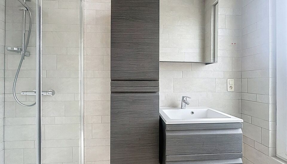 In het hart van het geliefde Deurne Zuid, tussen het Boelaarpark en het Boekenberghpark, vind je dit prachtig appartement terug op de tweede verdieping van een charmant en kleinschalig gebouw. Bij het betreden van het appartement kom je in de gezellige wo