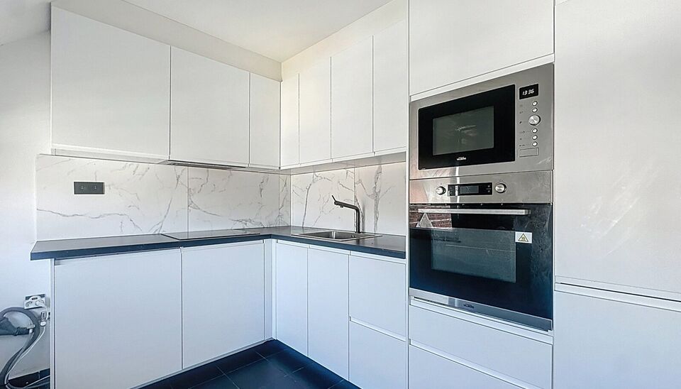 Triplexwoning op de tweede verdieping van een kleinschalig en rustig gebouw in het hart van Deurne. Dankzij de lage gemeenschappelijke kosten en aparte nutsvoorzieningen geniet je hier van betaalbaar wonen, zonder verrassingen. De woning is verdeeld over 