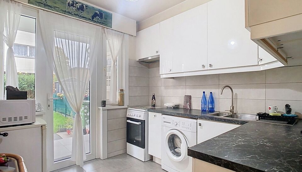 In een charmant, kleinschalig gebouw aan een doodlopende straat, op een steenworp van het groene Bisschoppenhofpark, vind je dit instapklare appartement op de gelijkvloerse verdieping. Een rustige ligging, veel lichtinval &eacute;n moderne afwerking maken dit e