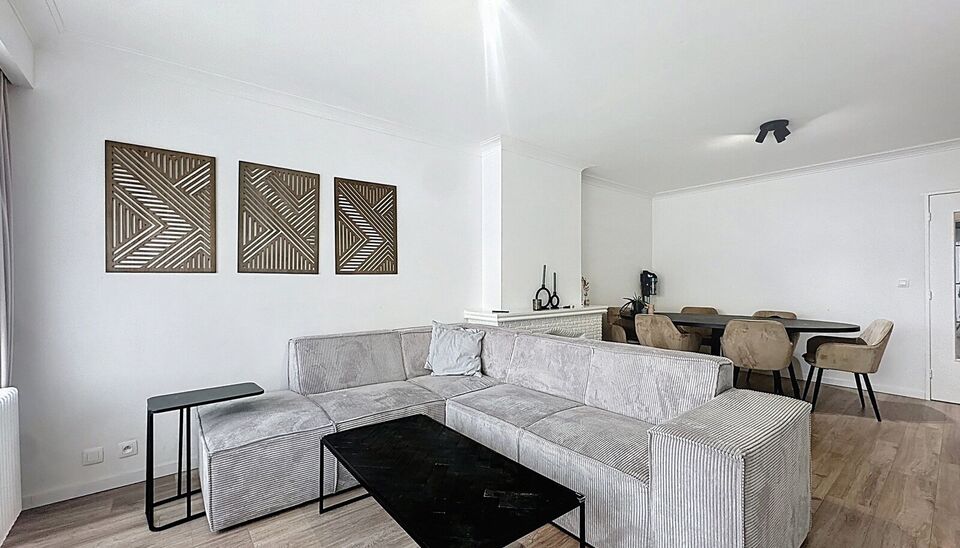 Dit ruime appartement van ca. 85 m&sup2;, gelegen nabij de Bosuilpark, beschikt over een lichtrijke woonkamer op laminaatvloer (ca. 42 m&sup2;) met aansluitende keuken (ca. 12 m&sup2;).
Via de nachthal bereikt u de twee slaapkamers van respectievelijk ca. 12 m&sup2; en 1