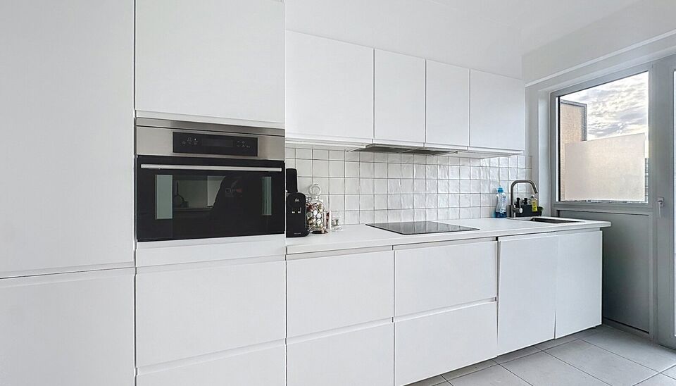 Dit ruime appartement van ca. 85 m&sup2;, gelegen nabij de Bosuilpark, beschikt over een lichtrijke woonkamer op laminaatvloer (ca. 42 m&sup2;) met aansluitende keuken (ca. 12 m&sup2;).
Via de nachthal bereikt u de twee slaapkamers van respectievelijk ca. 12 m&sup2; en 1