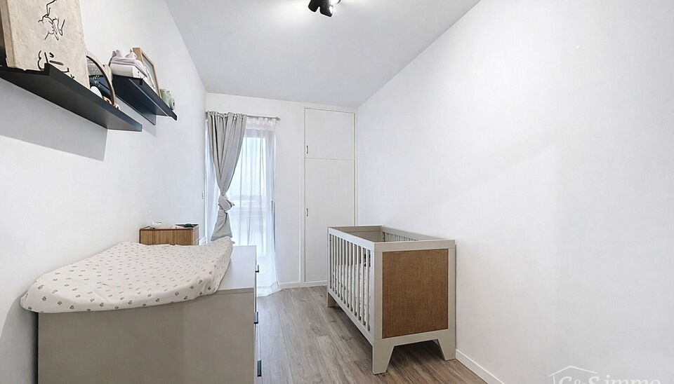 Dit ruime appartement van ca. 85 m&sup2;, gelegen nabij de Bosuilpark, beschikt over een lichtrijke woonkamer op laminaatvloer (ca. 42 m&sup2;) met aansluitende keuken (ca. 12 m&sup2;).
Via de nachthal bereikt u de twee slaapkamers van respectievelijk ca. 12 m&sup2; en 1