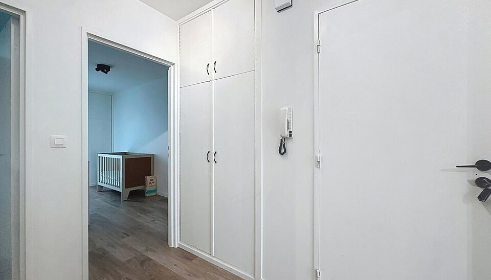 Dit ruime appartement van ca. 85 m&sup2;, gelegen nabij de Bosuilpark, beschikt over een lichtrijke woonkamer op laminaatvloer (ca. 42 m&sup2;) met aansluitende keuken (ca. 12 m&sup2;).
Via de nachthal bereikt u de twee slaapkamers van respectievelijk ca. 12 m&sup2; en 1