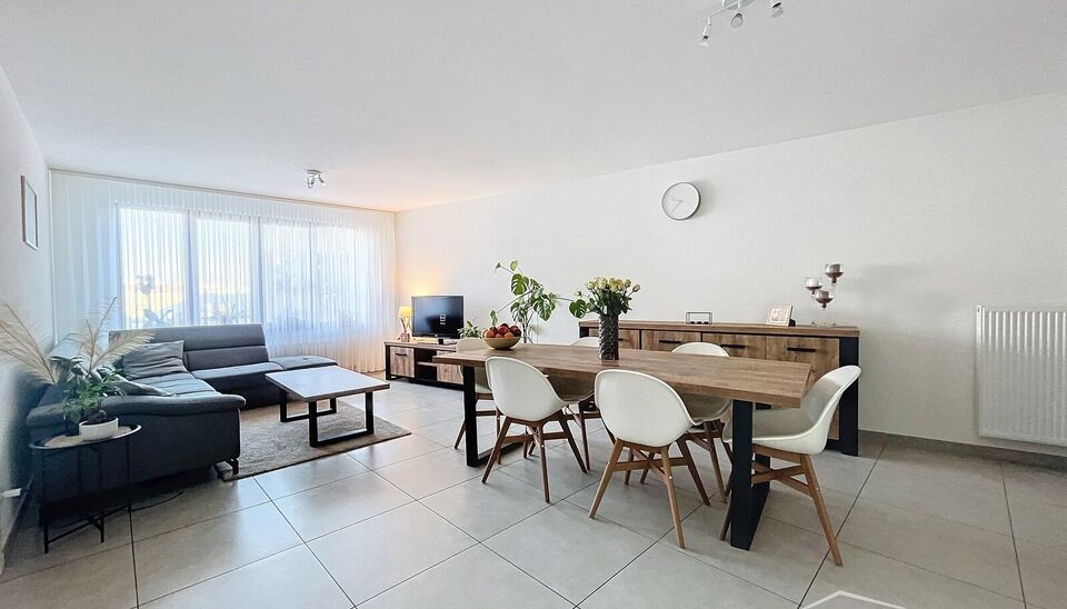 Dit ruime en goed onderhouden appartement met drie slaapkamers is gelegen in een rustige straat en handige locatie. Bij binnenkomst wordt u verwelkomd door een ruime inkomhal. De woon- en eetkamer, met een oppervlakte van circa 32m&sup2;, is uitgerust met een