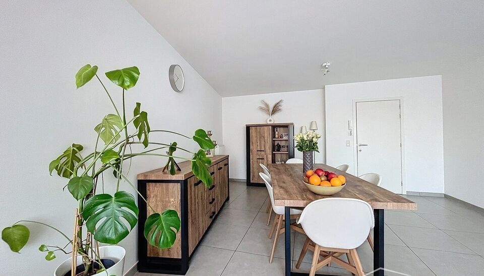 Dit ruime en goed onderhouden appartement met drie slaapkamers is gelegen in een rustige straat en handige locatie. Bij binnenkomst wordt u verwelkomd door een ruime inkomhal. De woon- en eetkamer, met een oppervlakte van circa 32m&sup2;, is uitgerust met een