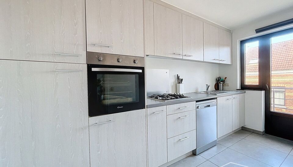 Dit ruime en goed onderhouden appartement met drie slaapkamers is gelegen in een rustige straat en handige locatie. Bij binnenkomst wordt u verwelkomd door een ruime inkomhal. De woon- en eetkamer, met een oppervlakte van circa 32m&sup2;, is uitgerust met een