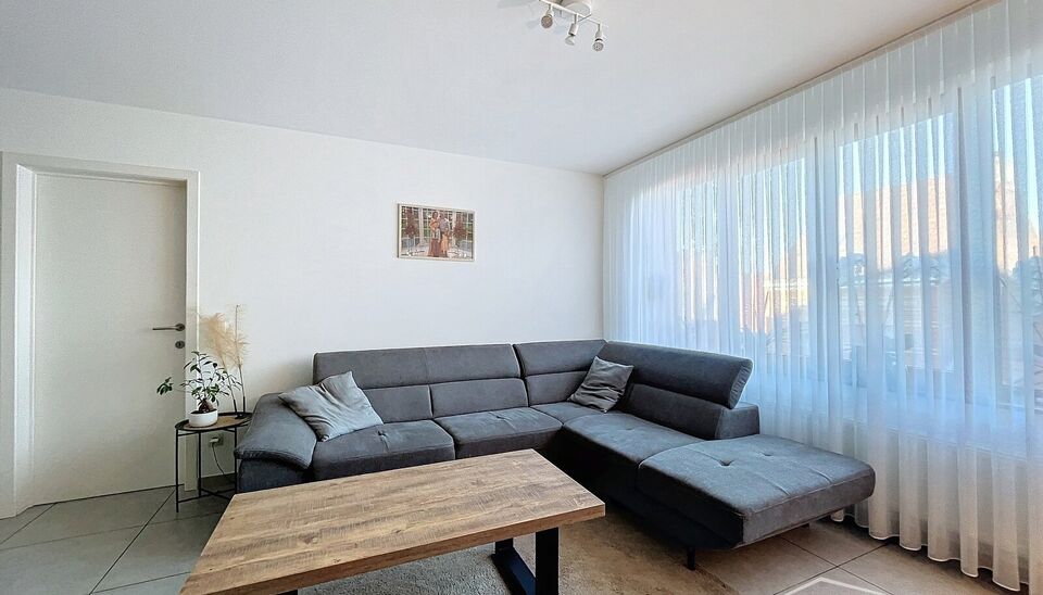 Dit ruime en goed onderhouden appartement met drie slaapkamers is gelegen in een rustige straat en handige locatie. Bij binnenkomst wordt u verwelkomd door een ruime inkomhal. De woon- en eetkamer, met een oppervlakte van circa 32m&sup2;, is uitgerust met een