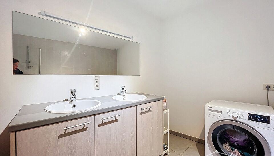 Dit ruime en goed onderhouden appartement met drie slaapkamers is gelegen in een rustige straat en handige locatie. Bij binnenkomst wordt u verwelkomd door een ruime inkomhal. De woon- en eetkamer, met een oppervlakte van circa 32m&sup2;, is uitgerust met een