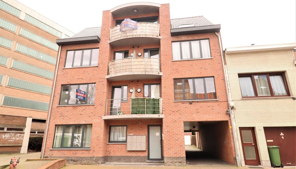 Dit ruime en goed onderhouden appartement met drie slaapkamers is gelegen in een rustige straat en handige locatie. Bij binnenkomst wordt u verwelkomd door een ruime inkomhal. De woon- en eetkamer, met een oppervlakte van circa 32m&sup2;, is uitgerust met een