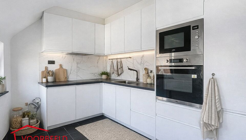 Duplexappartement gelegen op de tweede verdieping van een kleinschalig en rustig gebouw in het hart van Deurne. Dankzij de lage gemeenschappelijke kosten en de aparte nutsvoorzieningen geniet je hier van betaalbaar en zorgeloos wonen.
De woning is verdeel