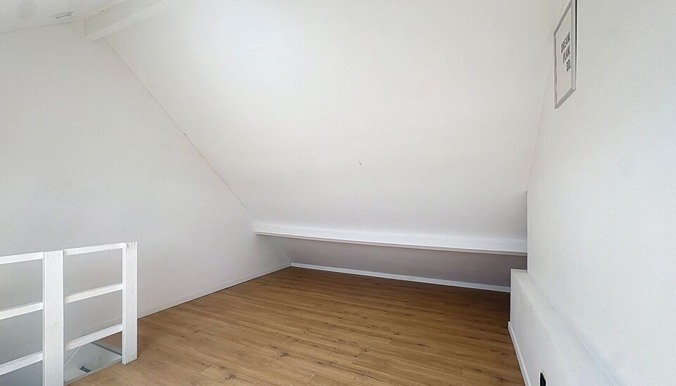 Duplexappartement gelegen op de tweede verdieping van een kleinschalig en rustig gebouw in het hart van Deurne. Dankzij de lage gemeenschappelijke kosten en de aparte nutsvoorzieningen geniet je hier van betaalbaar en zorgeloos wonen.
De woning is verdeel