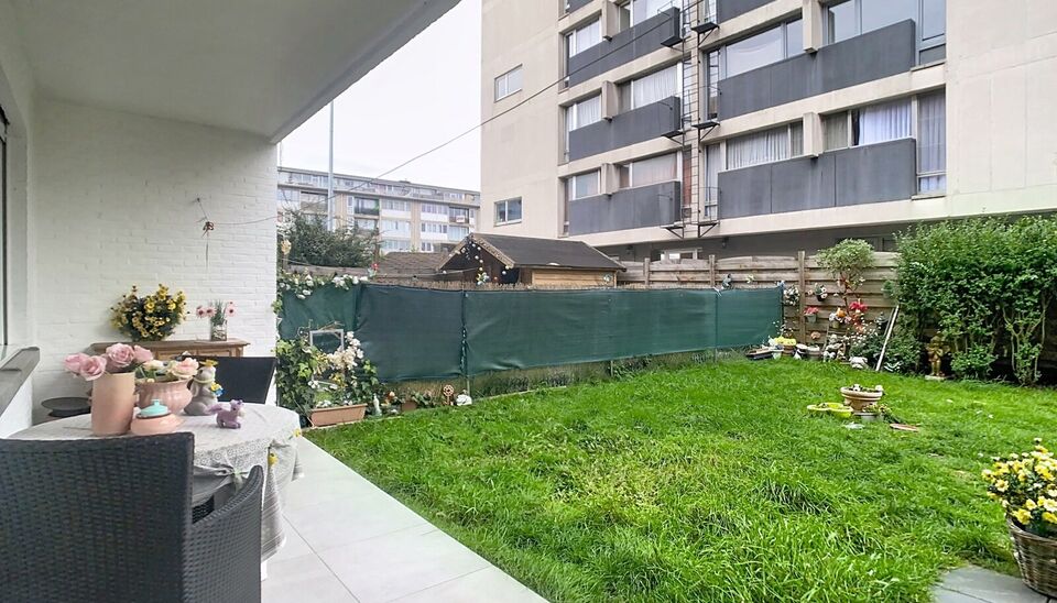 In een charmant, kleinschalig gebouw aan een doodlopende straat, op een steenworp van het groene Bisschoppenhofpark, vind je dit instapklare appartement op de gelijkvloerse verdieping. Een rustige ligging, veel lichtinval &eacute;n moderne afwerking maken dit e