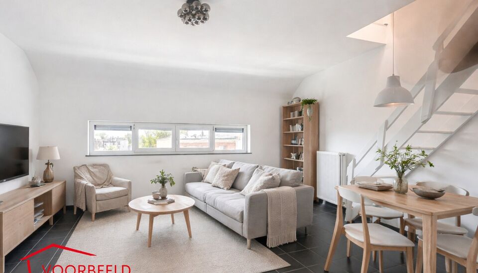 Duplexappartement gelegen op de tweede verdieping van een kleinschalig en rustig gebouw in het hart van Deurne. Dankzij de lage gemeenschappelijke kosten en de aparte nutsvoorzieningen geniet je hier van betaalbaar en zorgeloos wonen.
De woning is verdeel
