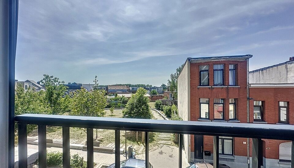 Duplexappartement gelegen op de tweede verdieping van een kleinschalig en rustig gebouw in het hart van Deurne. Dankzij de lage gemeenschappelijke kosten en de aparte nutsvoorzieningen geniet je hier van betaalbaar en zorgeloos wonen.
De woning is verdeel