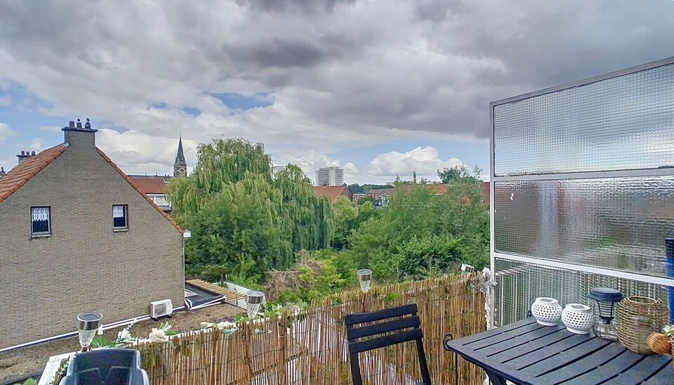 Ontdek dit zonnige appartement op de tweede verdieping van een kleinschalig gebouw. Geniet direct van bewoonbaar comfort met een ruime hal die uitnodigt naar de gezellige woonkamer, gekenmerkt door een warme laminaatvloer en dubbele beglazing. De open keu