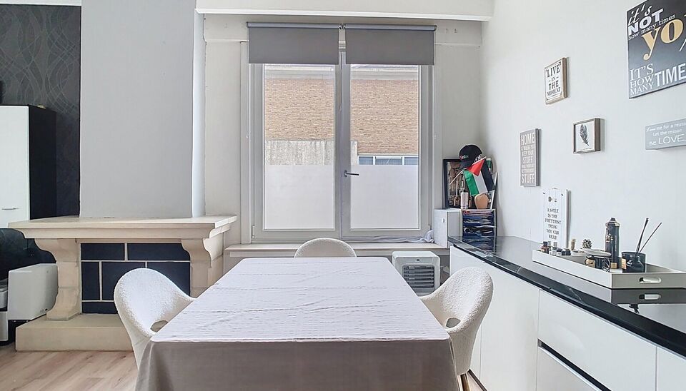 Ontdek dit zonnige appartement op de tweede verdieping van een kleinschalig gebouw. Geniet direct van bewoonbaar comfort met een ruime hal die uitnodigt naar de gezellige woonkamer, gekenmerkt door een warme laminaatvloer en dubbele beglazing. De open keu