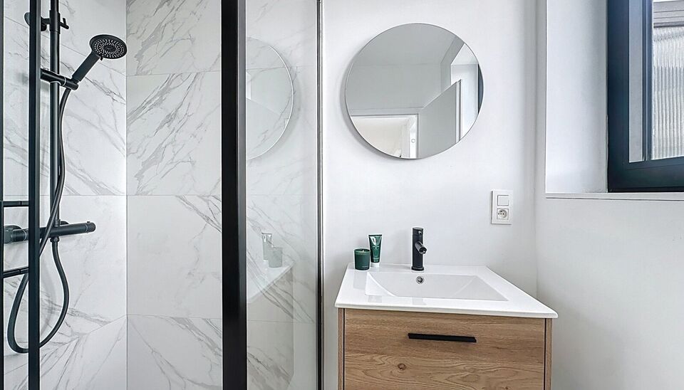 Luxueus gerenoveerd 1-slaapkamer dakappartement met een uniek dakterras ca30m² met een open uitzicht over Antwerpen en de haven van Antwerpen.
Het gerenoveerde appartement biedt alle comfort, met een ruim zonne terras, ideaal voor ontspanning. Dit appart