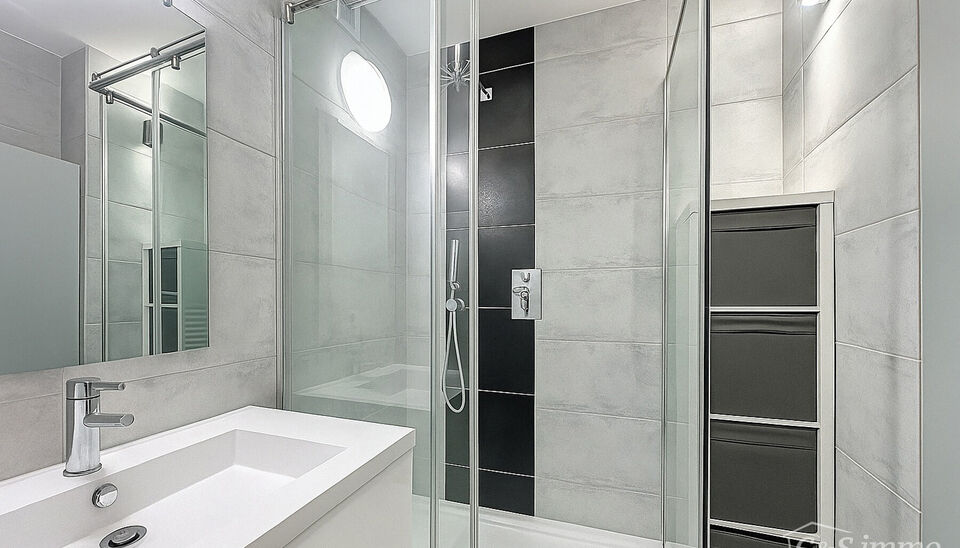 Dit lichtrijke appartement op de 14de verdieping biedt een uniek panoramisch uitzicht over de skyline van Antwerpen. Bij binnenkomst word je verwelkomd in een ruime inkomhal met praktische maatkast en directe toegang tot alle ruimtes.

De gezellige woonka