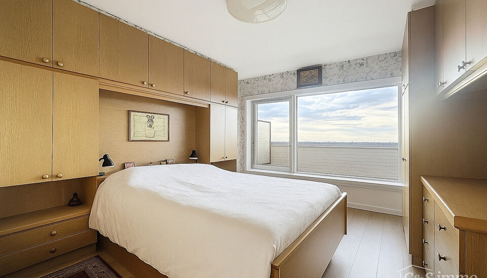 Dit lichtrijke appartement op de 14de verdieping biedt een uniek panoramisch uitzicht over de skyline van Antwerpen. Bij binnenkomst word je verwelkomd in een ruime inkomhal met praktische maatkast en directe toegang tot alle ruimtes.

De gezellige woonka