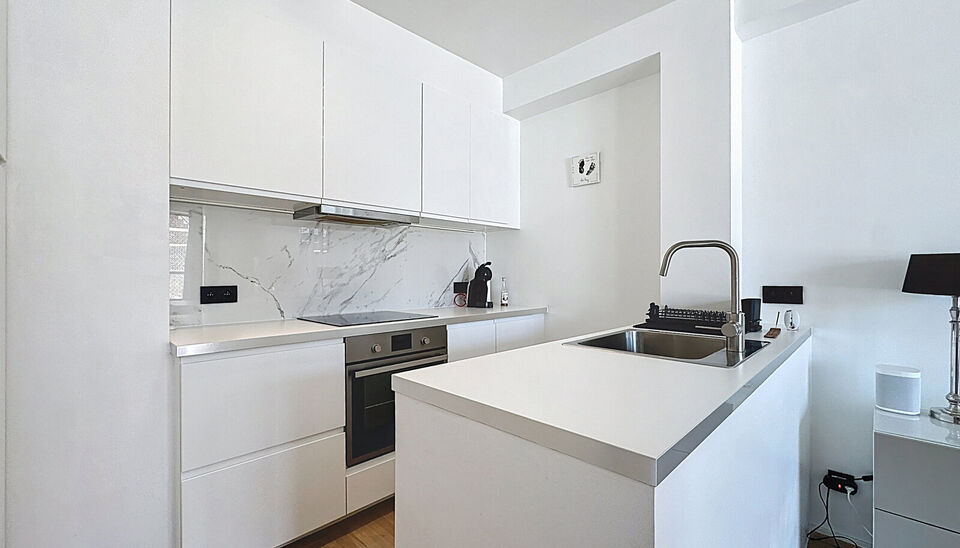 Op zoek naar een lichtrijk en instapklaar appartement met een luxueuze afwerking? In een kleinschalig en verzorgd gebouw met lift presenteren wij dit prachtig gerenoveerde appartement dat klasse en comfort uitstraalt. Bij het binnenkomen leidt de ruime ha