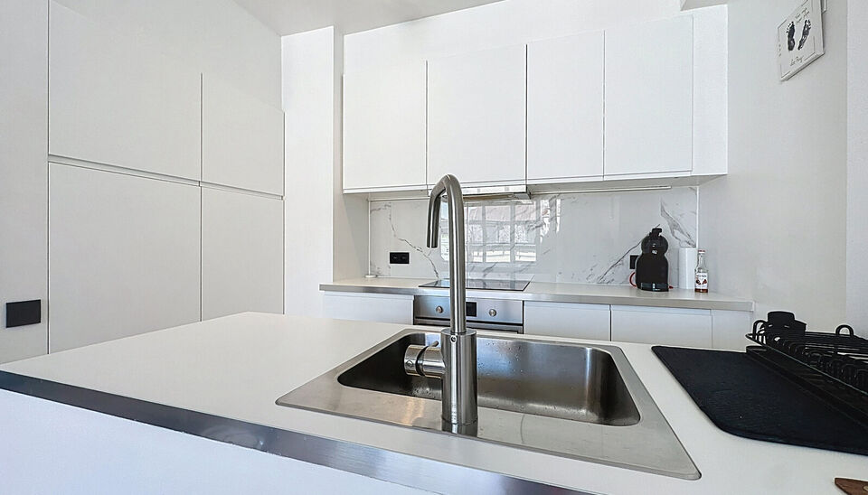 Op zoek naar een lichtrijk en instapklaar appartement met een luxueuze afwerking? In een kleinschalig en verzorgd gebouw met lift presenteren wij dit prachtig gerenoveerde appartement dat klasse en comfort uitstraalt. Bij het binnenkomen leidt de ruime ha