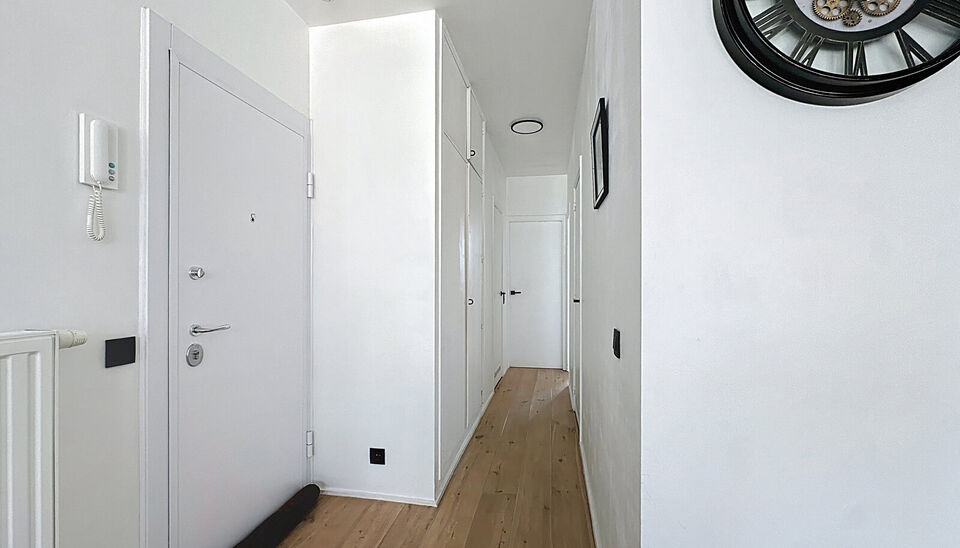 Op zoek naar een lichtrijk en instapklaar appartement met een luxueuze afwerking? In een kleinschalig en verzorgd gebouw met lift presenteren wij dit prachtig gerenoveerde appartement dat klasse en comfort uitstraalt. Bij het binnenkomen leidt de ruime ha