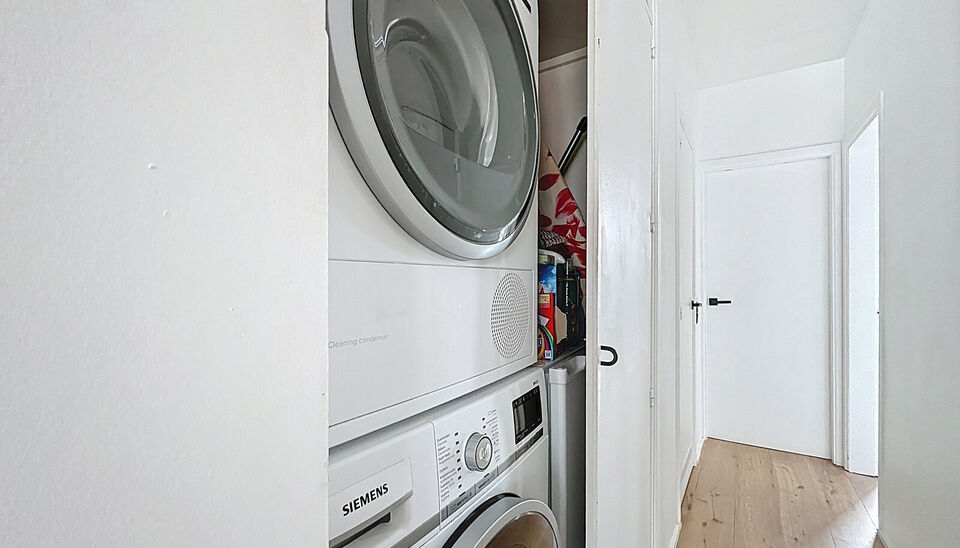 Op zoek naar een lichtrijk en instapklaar appartement met een luxueuze afwerking? In een kleinschalig en verzorgd gebouw met lift presenteren wij dit prachtig gerenoveerde appartement dat klasse en comfort uitstraalt. Bij het binnenkomen leidt de ruime ha