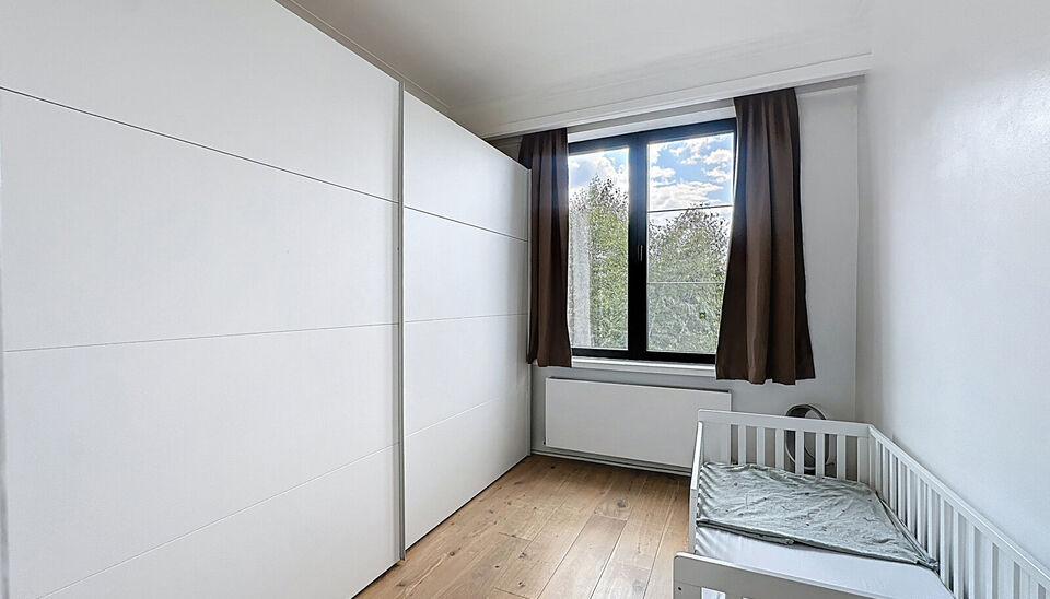 Op zoek naar een lichtrijk en instapklaar appartement met een luxueuze afwerking? In een kleinschalig en verzorgd gebouw met lift presenteren wij dit prachtig gerenoveerde appartement dat klasse en comfort uitstraalt. Bij het binnenkomen leidt de ruime ha