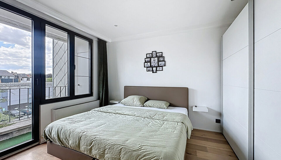 Op zoek naar een lichtrijk en instapklaar appartement met een luxueuze afwerking? In een kleinschalig en verzorgd gebouw met lift presenteren wij dit prachtig gerenoveerde appartement dat klasse en comfort uitstraalt. Bij het binnenkomen leidt de ruime ha