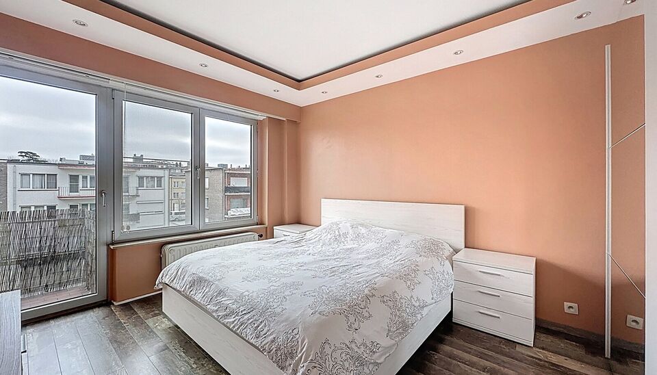 Dit appartement op de tweede verdieping werd recent gerenoveerd. Via de inkomhal bereik je vooraan de lichte woonkamer op tegelvloer. Aansluitend de ingerichte keuken uitgerust met gaskookfornuis, dubbele spoelbak, oven, koelkast met vriesvak en voldoende