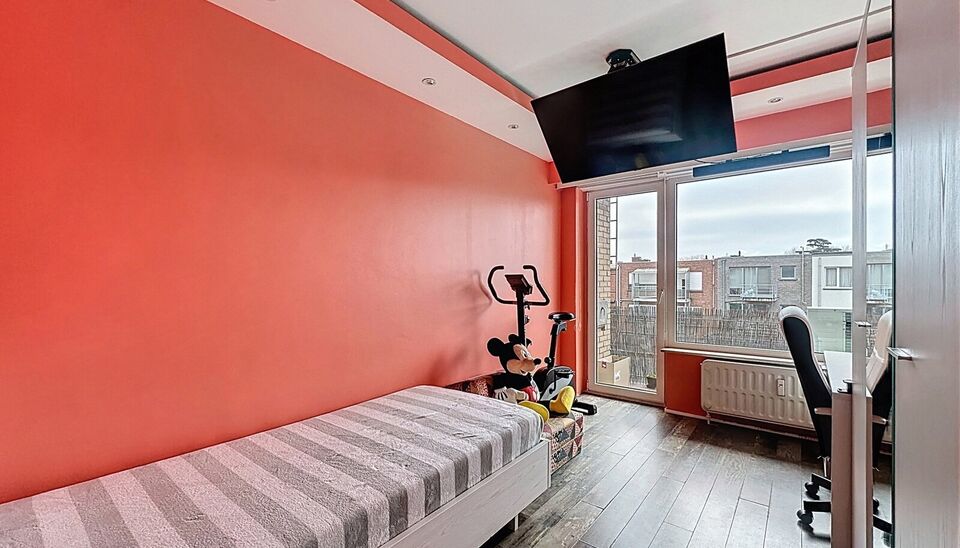 Dit appartement op de tweede verdieping werd recent gerenoveerd. Via de inkomhal bereik je vooraan de lichte woonkamer op tegelvloer. Aansluitend de ingerichte keuken uitgerust met gaskookfornuis, dubbele spoelbak, oven, koelkast met vriesvak en voldoende