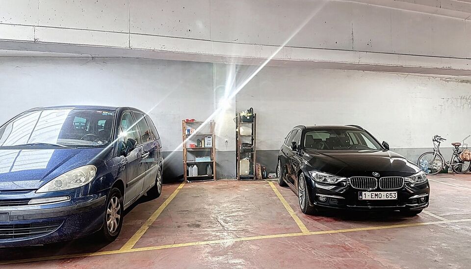 Dit appartement op de tweede verdieping werd recent gerenoveerd. Via de inkomhal bereik je vooraan de lichte woonkamer op tegelvloer. Aansluitend de ingerichte keuken uitgerust met gaskookfornuis, dubbele spoelbak, oven, koelkast met vriesvak en voldoende