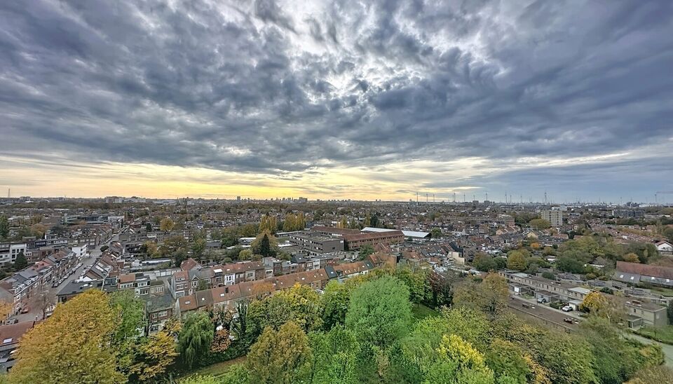 Dit lichtrijke appartement op de 14de verdieping biedt een uniek panoramisch uitzicht over de skyline van Antwerpen. Bij binnenkomst word je verwelkomd in een ruime inkomhal met praktische maatkast en directe toegang tot alle ruimtes.

De gezellige woonka