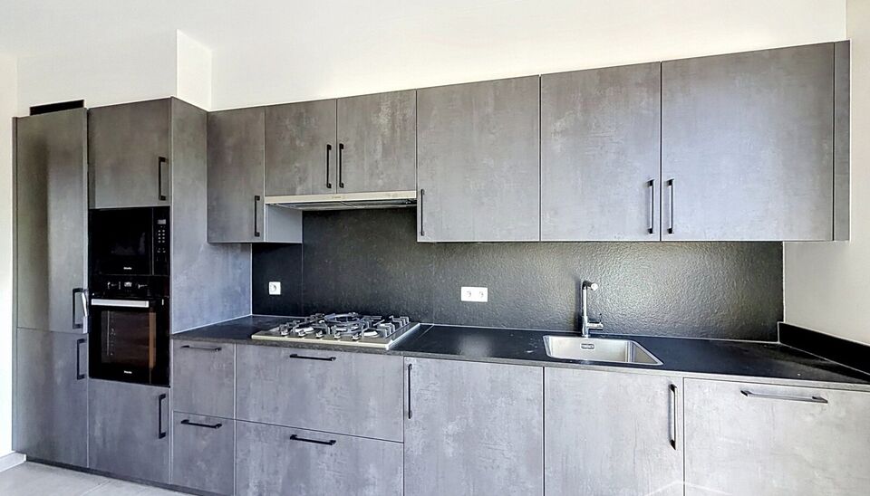 Instapklaar en gerenoveerd 2-slaapkamerappartement gelegen op de 3de verdieping, met een prachtig open zicht over de atletiekpiste van Rodeloop.
De inkomhal beschikt over een apart gastentoilet. De ruime en lichtrijke leefruimte (ca. 40 m&sup2;), afgewerkt me