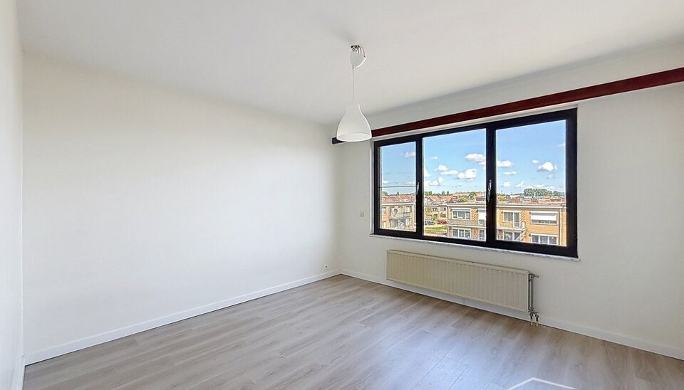 Instapklaar en gerenoveerd 2-slaapkamerappartement gelegen op de 3de verdieping, met een prachtig open zicht over de atletiekpiste van Rodeloop.
De inkomhal beschikt over een apart gastentoilet. De ruime en lichtrijke leefruimte (ca. 40 m&sup2;), afgewerkt me