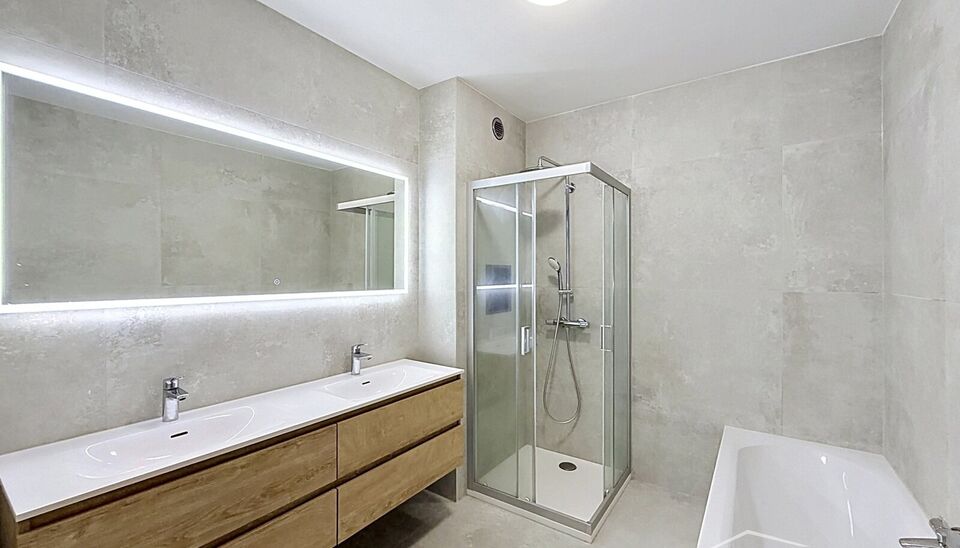 Instapklaar en gerenoveerd 2-slaapkamerappartement gelegen op de 3de verdieping, met een prachtig open zicht over de atletiekpiste van Rodeloop.
De inkomhal beschikt over een apart gastentoilet. De ruime en lichtrijke leefruimte (ca. 40 m&sup2;), afgewerkt me