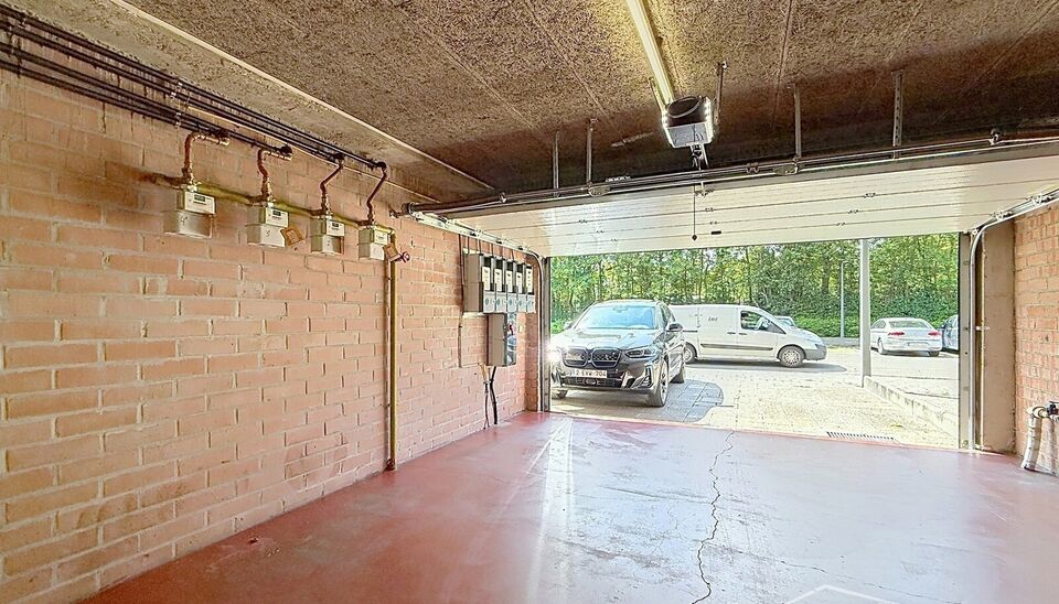 Instapklaar en gerenoveerd 2-slaapkamerappartement gelegen op de 3de verdieping, met een prachtig open zicht over de atletiekpiste van Rodeloop.
De inkomhal beschikt over een apart gastentoilet. De ruime en lichtrijke leefruimte (ca. 40 m&sup2;), afgewerkt me