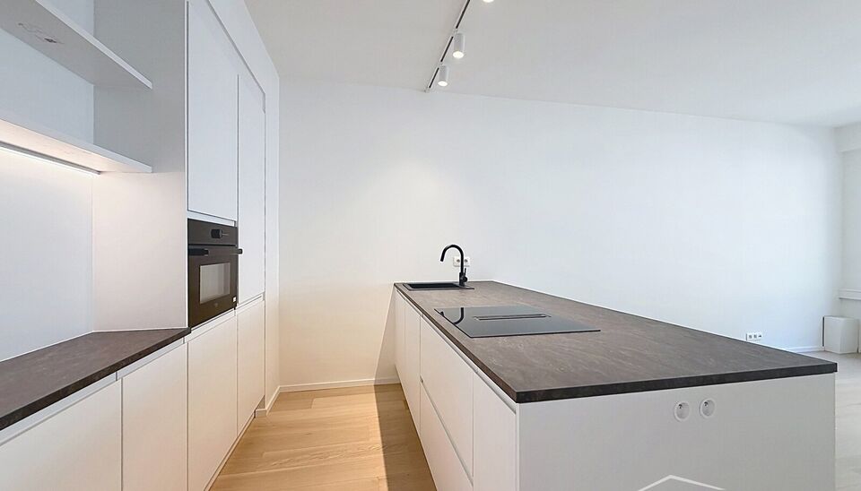 Luxueus gelijkvloers appartement met ruime zonnige tuin in de geliefde Vogeltjeswijk. Dit volledig gerenoveerde gelijkvloerse appartement combineert hedendaags comfort met een uitstekende ligging. Via de inkomhal met vestiaire bereikt u de lichtrijke leef