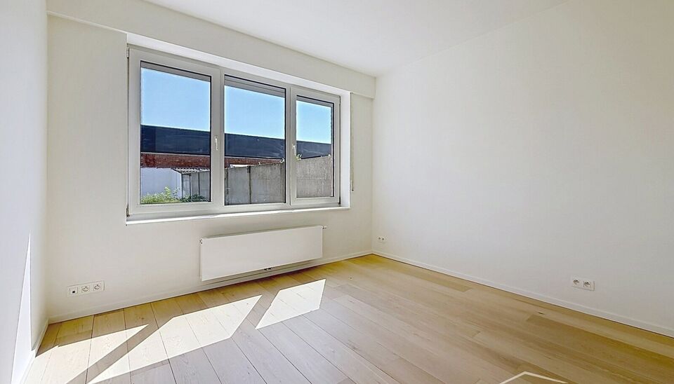 Luxueus gelijkvloers appartement met ruime zonnige tuin in de geliefde Vogeltjeswijk. Dit volledig gerenoveerde gelijkvloerse appartement combineert hedendaags comfort met een uitstekende ligging. Via de inkomhal met vestiaire bereikt u de lichtrijke leef